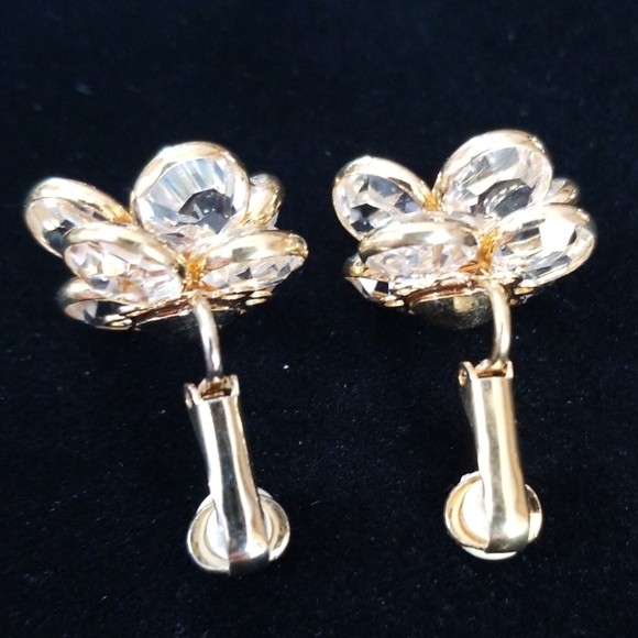 Vintage Austrian Crystal Flower Gold Tone Clip On Earrings - Picture 10 of 16